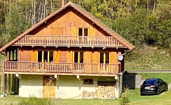 chalet con auto