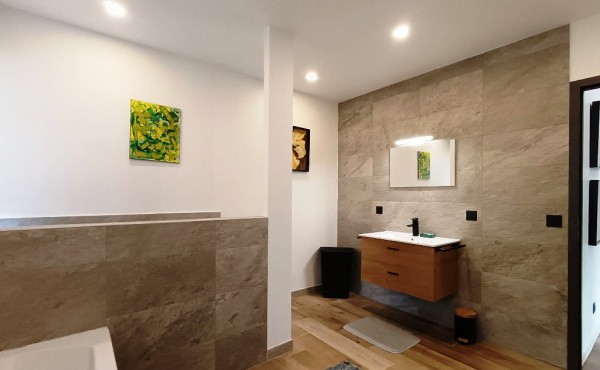 ab3c2d9f-5505-46b4-a948-380208767126